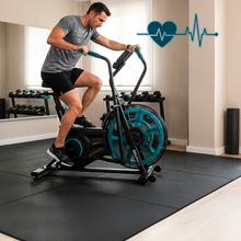 Drumfit WOD Rider 2000 Eolo PRO es una bicicleta de aire para entrenamientos intensivos, con ventilador de 480 mm y resistencia progresiva, pedaleo silencioso por correa, pantalla LCD, medidor de pulso en las asas, ruedas de transporte, compatibilidad y capacidad máxima de 135 kg.