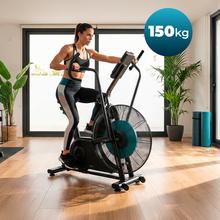 Drumfit WOD Rider Ultimate ist ein Hochleistungs-Airbike mit einem 679,5-mm-Ventilator, progressivem Widerstand, bidirektionalem Pedalieren, einem leisen und laufruhigen Doppelriemenantrieb, einem LCD-Display und vielfältigen Anschlussmöglichkeiten. Es ist für Benutzer bis 150 kg geeignet und wird mit Transportrollen geliefert.