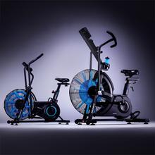 Drumfit WOD Rider Ultimate bicicleta de aire de alto rendimiento con ventilador de 679,5 mm que ofrece resistencia progresiva, pedaleo bidireccional, doble correa suave y silenciosa, pantalla LCD y conectividad.  Rendimiento para usuarios de hasta 150 kg con y ruedas de transporte.