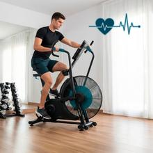 Drumfit WOD Rider Ultimate ist ein Hochleistungs-Airbike mit einem 679,5-mm-Ventilator, progressivem Widerstand, bidirektionalem Pedalieren, einem leisen und laufruhigen Doppelriemenantrieb, einem LCD-Display und vielfältigen Anschlussmöglichkeiten. Es ist für Benutzer bis 150 kg geeignet und wird mit Transportrollen geliefert.