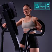 Drumfit WOD Rider Ultimate bicicleta de aire de alto rendimiento con ventilador de 679,5 mm que ofrece resistencia progresiva, pedaleo bidireccional, doble correa suave y silenciosa, pantalla LCD y conectividad.  Rendimiento para usuarios de hasta 150 kg con y ruedas de transporte.