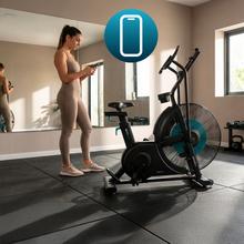 Drumfit WOD Rider Ultimate bicicleta de aire de alto rendimiento con ventilador de 679,5 mm que ofrece resistencia progresiva, pedaleo bidireccional, doble correa suave y silenciosa, pantalla LCD y conectividad.  Rendimiento para usuarios de hasta 150 kg con y ruedas de transporte.