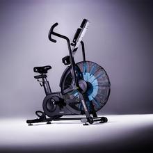 Drumfit WOD Rider Ultimate bicicleta de aire de alto rendimiento con ventilador de 679,5 mm que ofrece resistencia progresiva, pedaleo bidireccional, doble correa suave y silenciosa, pantalla LCD y conectividad.  Rendimiento para usuarios de hasta 150 kg con y ruedas de transporte.