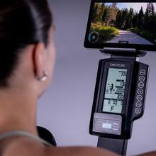 Drumfit WOD Rider Ultimate bicicleta de aire de alto rendimiento con ventilador de 679,5 mm que ofrece resistencia progresiva, pedaleo bidireccional, doble correa suave y silenciosa, pantalla LCD y conectividad.  Rendimiento para usuarios de hasta 150 kg con y ruedas de transporte.