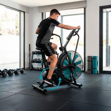 Drumfit WOD Rider Ultimate bicicleta de aire de alto rendimiento con ventilador de 679,5 mm que ofrece resistencia progresiva, pedaleo bidireccional, doble correa suave y silenciosa, pantalla LCD y conectividad.  Rendimiento para usuarios de hasta 150 kg con y ruedas de transporte.