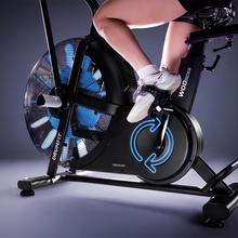Drumfit WOD Rider Ultimate bicicleta de aire de alto rendimiento con ventilador de 679,5 mm que ofrece resistencia progresiva, pedaleo bidireccional, doble correa suave y silenciosa, pantalla LCD y conectividad.  Rendimiento para usuarios de hasta 150 kg con y ruedas de transporte.