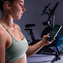 Drumfit WOD Rider Ultimate bicicleta de aire de alto rendimiento con ventilador de 679,5 mm que ofrece resistencia progresiva, pedaleo bidireccional, doble correa suave y silenciosa, pantalla LCD y conectividad.  Rendimiento para usuarios de hasta 150 kg con y ruedas de transporte.