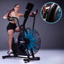 Drumfit WOD Rider Ultimate bicicleta de aire de alto rendimiento con ventilador de 679,5 mm que ofrece resistencia progresiva, pedaleo bidireccional, doble correa suave y silenciosa, pantalla LCD y conectividad.  Rendimiento para usuarios de hasta 150 kg con y ruedas de transporte.