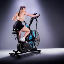 Drumfit WOD Rider Ultimate bicicleta de aire de alto rendimiento con ventilador de 679,5 mm que ofrece resistencia progresiva, pedaleo bidireccional, doble correa suave y silenciosa, pantalla LCD y conectividad.  Rendimiento para usuarios de hasta 150 kg con y ruedas de transporte.
