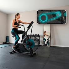 Drumfit WOD Rider Ultimate bicicleta de aire de alto rendimiento con ventilador de 679,5 mm que ofrece resistencia progresiva, pedaleo bidireccional, doble correa suave y silenciosa, pantalla LCD y conectividad.  Rendimiento para usuarios de hasta 150 kg con y ruedas de transporte.