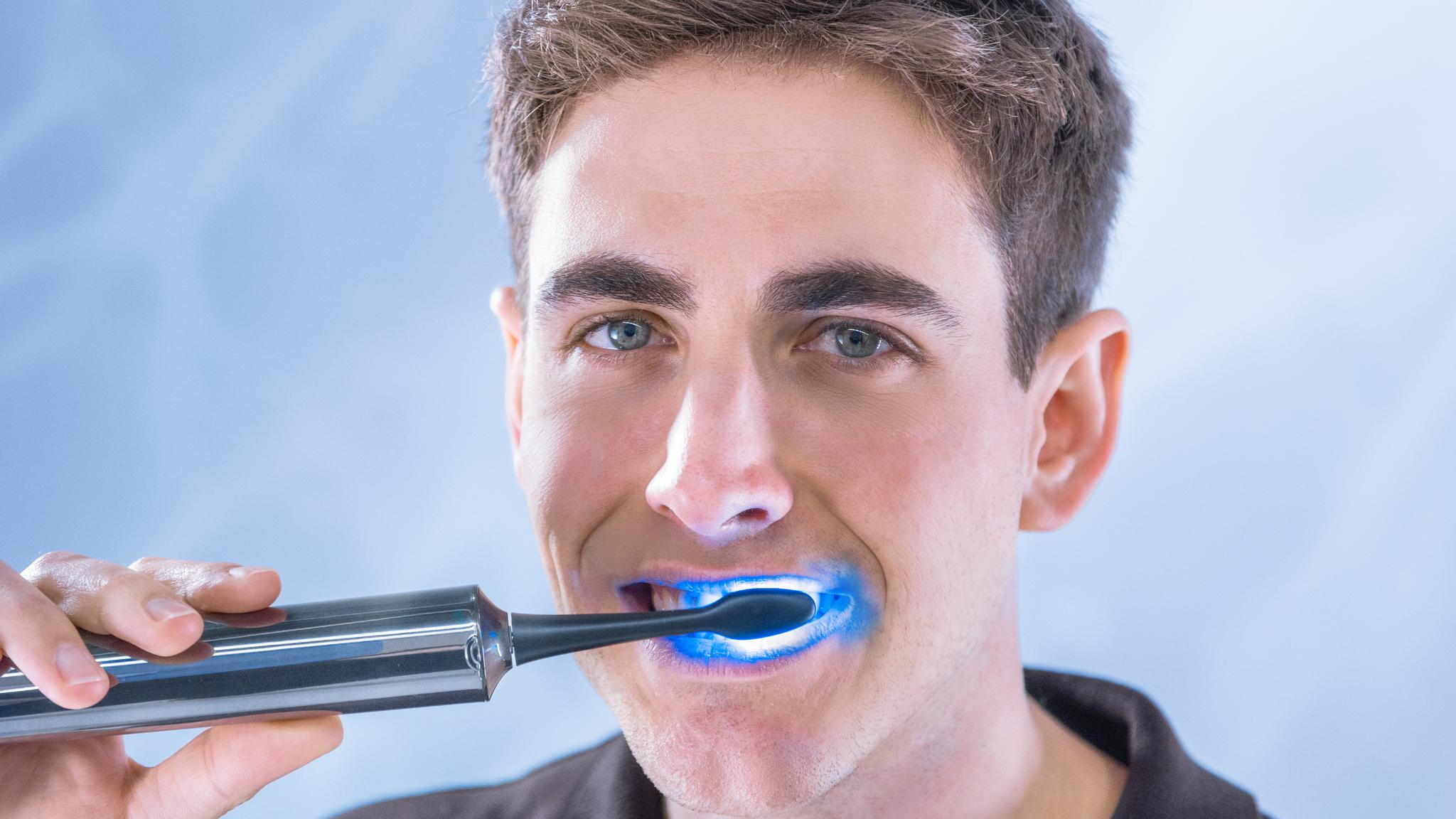 Tecnología LED azul Whitening Tech del cepillo Cecotec ToothCare WhiteTeeth Premium en funcionamiento