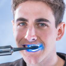 ToothCare WhiteTeeth Premium Cepillo de dientes eléctrico: Whitening Tech, Luz LED azul, 180 días de autonomía, IPX7, base de carga.