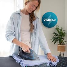 Ironhero H-2600 La Plancha Horizontal ofrece 2600 W de potencia para un planchado rápido y eficaz, con vapor continuo de 60 g/min y golpe de 210 g/min que elimina incluso las arrugas más difíciles. Su suela cerámica, depósito de 300 ml y sistemas antical, antigoteo y autoapagado Smart Auto OFF garantizan un uso cómodo y seguro.