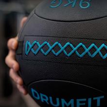 Drumfit WALLPRO-KV 9Kg Wallball: balón de arena y kevlar, resistente al agua y sudor, con agarre y costuras reforzadas para fuerza y cross training.