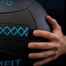 Drumfit WALLPRO-KV 9Kg Wallball : ballon en sable et kevlar, résistant à l'eau et à la transpiration, avec une bonne adhérence et des coutures renforcées pour la force et l'entraînement croisé.