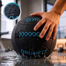 Drumfit WALLPRO-KV 9Kg Wallball: balón de arena y kevlar, resistente al agua y sudor, con agarre y costuras reforzadas para fuerza y cross training.