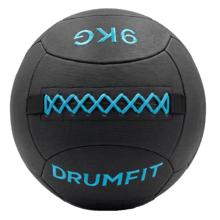 Drumfit WALLPRO-KV 9Kg Wallball: balón de arena y kevlar, resistente al agua y sudor, con agarre y costuras reforzadas para fuerza y cross training.