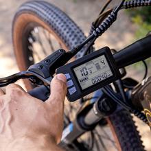 E-Xplore Pro Bicicleta eléctrica de montaña con cuadro de aluminio, ruedas de 27,5” y batería extraíble de 10,2 Ah, que ofrece una autonomía de hasta 55 km. Incorpora suspensión delantera Suntour de 100 mm, transmisión de 8 velocidades y frenos Tektro.