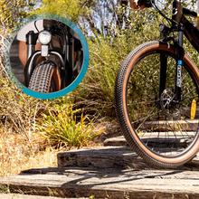 E-Xplore Pro Bicicleta eléctrica de montaña con cuadro de aluminio, ruedas de 27,5” y batería extraíble de 10,2 Ah, que ofrece una autonomía de hasta 55 km. Incorpora suspensión delantera Suntour de 100 mm, transmisión de 8 velocidades y frenos Tektro.