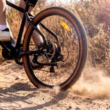 E-Xplore Pro Bicicleta eléctrica de montaña con cuadro de aluminio, ruedas de 27,5” y batería extraíble de 10,2 Ah, que ofrece una autonomía de hasta 55 km. Incorpora suspensión delantera Suntour de 100 mm, transmisión de 8 velocidades y frenos Tektro.