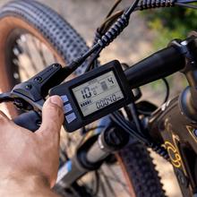 E-Xplore Pro Bicicleta eléctrica de montaña con cuadro de aluminio, ruedas de 27,5” y batería extraíble de 10,2 Ah, que ofrece una autonomía de hasta 55 km. Incorpora suspensión delantera Suntour de 100 mm, transmisión de 8 velocidades y frenos Tektro.