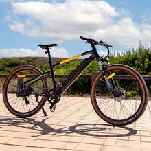 E-Xplore Pro Bicicleta eléctrica de montaña con cuadro de aluminio, ruedas de 27,5” y batería extraíble de 10,2 Ah, que ofrece una autonomía de hasta 55 km. Incorpora suspensión delantera Suntour de 100 mm, transmisión de 8 velocidades y frenos Tektro.