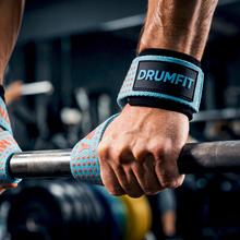 Drumfit lifting straps: correas de entrenamiento en algodón reforzado con agarre de silicona y cierre de muñeca ajustable. Ofrecen soporte seguro y cómodo para levantamiento de pesas, remo con barra, dominadas y ejercicios de fuerza intensos.