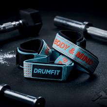 Drumfit lifting straps: correas de entrenamiento en algodón reforzado con agarre de silicona y cierre de muñeca ajustable. Ofrecen soporte seguro y cómodo para levantamiento de pesas, remo con barra, dominadas y ejercicios de fuerza intensos.