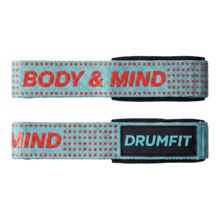 Drumfit lifting straps: correas de entrenamiento en algodón reforzado con agarre de silicona y cierre de muñeca ajustable. Ofrecen soporte seguro y cómodo para levantamiento de pesas, remo con barra, dominadas y ejercicios de fuerza intensos.