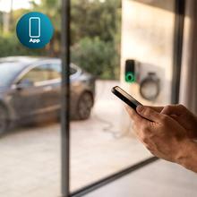 PIT&STOP SMART 7,4 kW CecoHome OCPP para vehículos eléctricos e híbridos enchufables. Monofásico, con balance de carga y conexión Tipo 2, cable de 5 m, compatible con instalaciones domésticas. Incluye 2 tarjetas RFID, control por app vía WiFi, integración OCPP y protección IP65. Cumple con estándares CE, FCC y RoHS.
