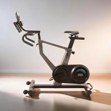 Drumfit indoor Ultra Riderdoor es una bicicleta de ciclo indoor de alto rendimiento equipada con un sistema de resistencia electromagnética pura de 32 niveles motorizados, volante de inercia de 9 kg y una consola LCD con 23 programas, diseñada para ofrecer un entrenamiento cardiovascular preciso, silencioso e interactivo en el hogar.
