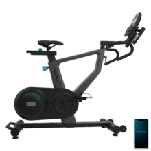 Drumfit indoor Ultra Riderdoor es una bicicleta de ciclo indoor de alto rendimiento equipada con un sistema de resistencia electromagnética pura de 32 niveles motorizados, volante de inercia de 9 kg y una consola LCD con 23 programas, diseñada para ofrecer un entrenamiento cardiovascular preciso, silencioso e interactivo en el hogar.