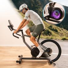 Drumfit indoor Ultra Riderdoor es una bicicleta de ciclo indoor de alto rendimiento equipada con un sistema de resistencia electromagnética pura de 32 niveles motorizados, volante de inercia de 9 kg y una consola LCD con 23 programas, diseñada para ofrecer un entrenamiento cardiovascular preciso, silencioso e interactivo en el hogar.