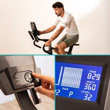 Drumfit indoor Ultra Riderdoor es una bicicleta de ciclo indoor de alto rendimiento equipada con un sistema de resistencia electromagnética pura de 32 niveles motorizados, volante de inercia de 9 kg y una consola LCD con 23 programas, diseñada para ofrecer un entrenamiento cardiovascular preciso, silencioso e interactivo en el hogar.
