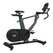 Drumfit indoor Ultra Riderdoor es una bicicleta de ciclo indoor de alto rendimiento equipada con un sistema de resistencia electromagnética pura de 32 niveles motorizados, volante de inercia de 9 kg y una consola LCD con 23 programas, diseñada para ofrecer un entrenamiento cardiovascular preciso, silencioso e interactivo en el hogar.