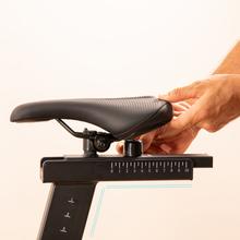 Drumfit indoor Ultra Riderdoor es una bicicleta de ciclo indoor de alto rendimiento equipada con un sistema de resistencia electromagnética pura de 32 niveles motorizados, volante de inercia de 9 kg y una consola LCD con 23 programas, diseñada para ofrecer un entrenamiento cardiovascular preciso, silencioso e interactivo en el hogar.