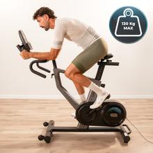 Drumfit indoor Ultra Riderdoor es una bicicleta de ciclo indoor de alto rendimiento equipada con un sistema de resistencia electromagnética pura de 32 niveles motorizados, volante de inercia de 9 kg y una consola LCD con 23 programas, diseñada para ofrecer un entrenamiento cardiovascular preciso, silencioso e interactivo en el hogar.