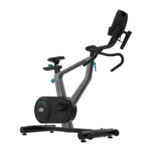 Drumfit indoor Ultra Riderdoor es una bicicleta de ciclo indoor de alto rendimiento equipada con un sistema de resistencia electromagnética pura de 32 niveles motorizados, volante de inercia de 9 kg y una consola LCD con 23 programas, diseñada para ofrecer un entrenamiento cardiovascular preciso, silencioso e interactivo en el hogar.