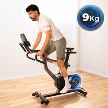 Drumfit indoor Ultra Riderdoor es una bicicleta de ciclo indoor de alto rendimiento equipada con un sistema de resistencia electromagnética pura de 32 niveles motorizados, volante de inercia de 9 kg y una consola LCD con 23 programas, diseñada para ofrecer un entrenamiento cardiovascular preciso, silencioso e interactivo en el hogar.