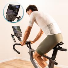 Drumfit indoor Ultra Riderdoor es una bicicleta de ciclo indoor de alto rendimiento equipada con un sistema de resistencia electromagnética pura de 32 niveles motorizados, volante de inercia de 9 kg y una consola LCD con 23 programas, diseñada para ofrecer un entrenamiento cardiovascular preciso, silencioso e interactivo en el hogar.