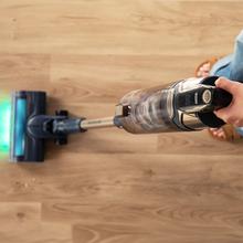 Conga Rockstar S50 Neo Aspirador vertical con 340 W de potencia y 135 AW de potencia de succión. 22 kPa. Cepillo antienredos Hairless XXL. Autonomía de hasta 45 minutos en modo Eco y aspirador de mano. Luz LED verde. Tubo flexible.