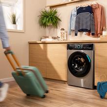 Bolero DressCode 8160 Inverter Steel Lavadora color steel de 8 kg de capacidad y 1200 rpm, 11 programas, Clase A-20%, Motor Inverter Plus, Steam Max, Drum Clean, Programa rápido 15', Delay Start, KidLock y panel de control con display LED.