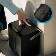 Conga Windroid W100 Station Robot limpiacristales 3 en 1 con gran autonomía y estación de carga constante, que pulveriza, limpia y seca todo tipo de superficies con resultados impecables incluso en bordes y esquinas.Ofrece manejo total por app o mando, alta velocidad de limpieza y máxima seguridad gracias a su cuerda y batería de seguridad.