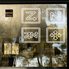 Conga Windroid W100 Station Robot limpiacristales 3 en 1 con gran autonomía y estación de carga constante, que pulveriza, limpia y seca todo tipo de superficies con resultados impecables incluso en bordes y esquinas.Ofrece manejo total por app o mando, alta velocidad de limpieza y máxima seguridad gracias a su cuerda y batería de seguridad.