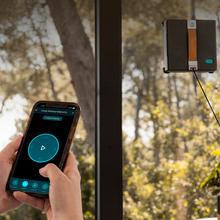 Conga Windroid W100 Station Robot limpiacristales 3 en 1 con gran autonomía y estación de carga constante, que pulveriza, limpia y seca todo tipo de superficies con resultados impecables incluso en bordes y esquinas.Ofrece manejo total por app o mando, alta velocidad de limpieza y máxima seguridad gracias a su cuerda y batería de seguridad.