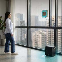 Conga Windroid W100 Station Robot limpiacristales 3 en 1 con gran autonomía y estación de carga constante, que pulveriza, limpia y seca todo tipo de superficies con resultados impecables incluso en bordes y esquinas.Ofrece manejo total por app o mando, alta velocidad de limpieza y máxima seguridad gracias a su cuerda y batería de seguridad.