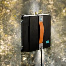 Conga Windroid W100 Station Robot limpiacristales 3 en 1 con gran autonomía y estación de carga constante, que pulveriza, limpia y seca todo tipo de superficies con resultados impecables incluso en bordes y esquinas.Ofrece manejo total por app o mando, alta velocidad de limpieza y máxima seguridad gracias a su cuerda y batería de seguridad.