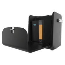 Conga Windroid W100 Station Robot limpiacristales 3 en 1 con gran autonomía y estación de carga constante, que pulveriza, limpia y seca todo tipo de superficies con resultados impecables incluso en bordes y esquinas.Ofrece manejo total por app o mando, alta velocidad de limpieza y máxima seguridad gracias a su cuerda y batería de seguridad.