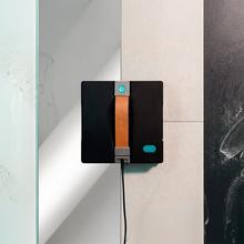 Conga Windroid W100 Station Robot limpiacristales 3 en 1 con gran autonomía y estación de carga constante, que pulveriza, limpia y seca todo tipo de superficies con resultados impecables incluso en bordes y esquinas.Ofrece manejo total por app o mando, alta velocidad de limpieza y máxima seguridad gracias a su cuerda y batería de seguridad.