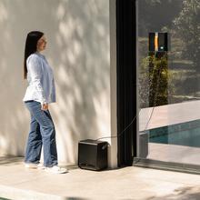 Conga Windroid W100 Station Robot limpiacristales 3 en 1 con gran autonomía y estación de carga constante, que pulveriza, limpia y seca todo tipo de superficies con resultados impecables incluso en bordes y esquinas.Ofrece manejo total por app o mando, alta velocidad de limpieza y máxima seguridad gracias a su cuerda y batería de seguridad.